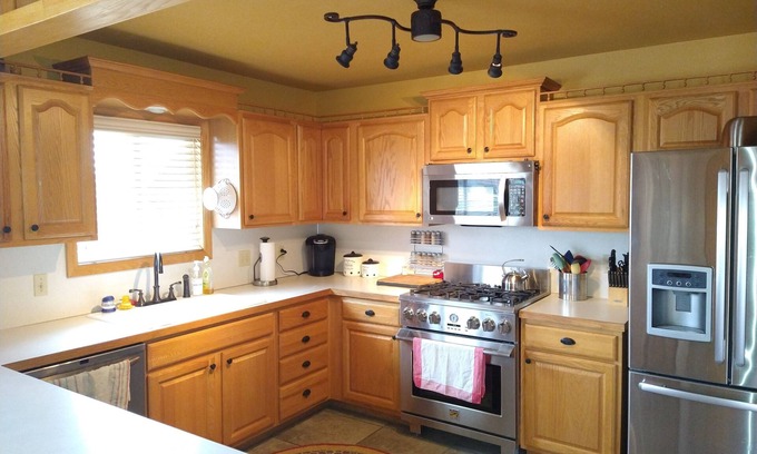Baker City House | WALK TO THE SHRINE GAME!!! Private Deck, Grill, High Speed Wifi, Sauna,