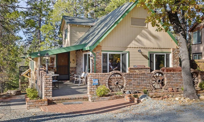 Twain Harte Cabin | Walk to town, Lake access, Pet Friendly, King bed, Patio mountain views