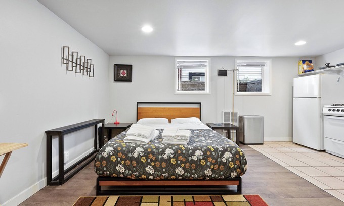 Wallingford Apartment | Walk2UW, PrivateSuite w/Bath, FREE Parking,TV, WiFi