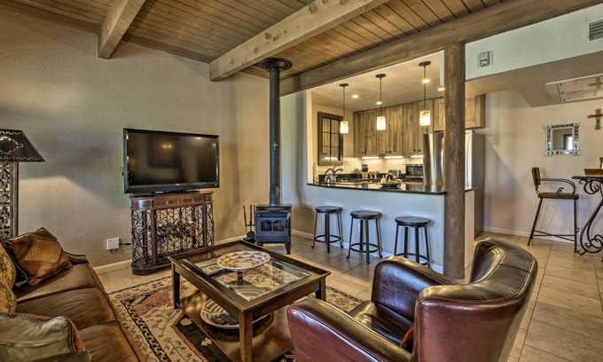 Northeast Santa Fe Condo | Walkable Adobe-Style Abode w/Community Amenities!