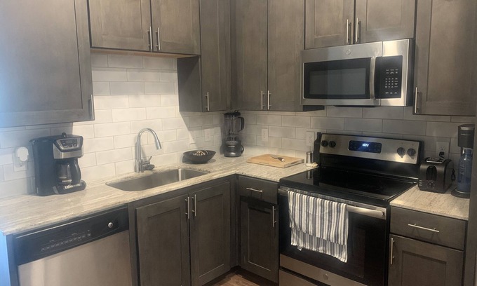 East Cesar Chavez Apartment | Walkable East Austin Studio - Perfect for Conventions /SXSW