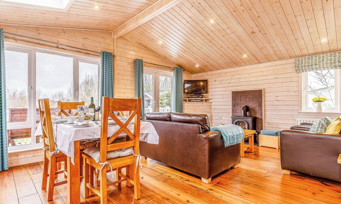 Hundall Cottage | Walnut Lodge is a delightful 2-bedroom Nordic Style lodge sleeping 4 persons.