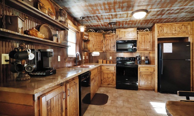 Grandview Plaza Apartment | Wanderlust Suite 2 Bed 2 Bath Apt.