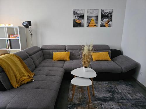 Warburg Apartment | Warburg, FeWo "Sweet Home" 2,5 Zi- EG-separater Eingang - Parkplatz - Terasse- komfortabel,renoviert