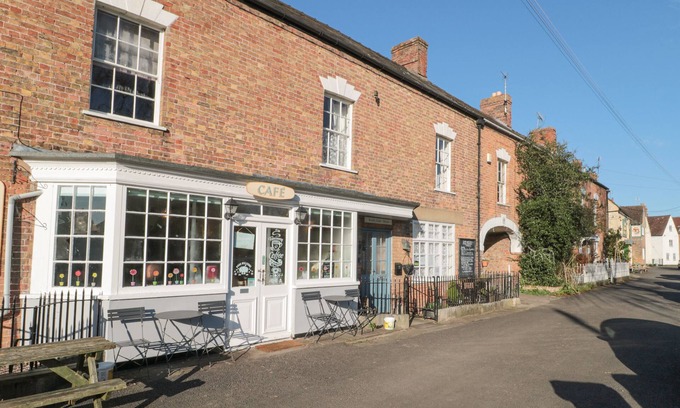 Dursley Apartment | WARDS COURT 1, character holiday cottage in Frampton On Severn