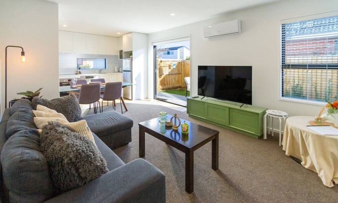 Christchurch House | Warm and Comfy Home with Carpark near CBD