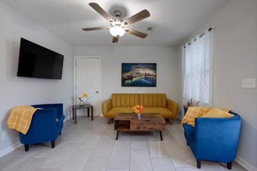 Maplewood Heights House | Warm & Comfy In Nash Tvs In All Rooms Book Now