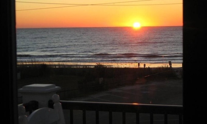 Garden City House | Watch Sunrise in bed,ocean view,purified AC air, ample parking, 100 yds to beach