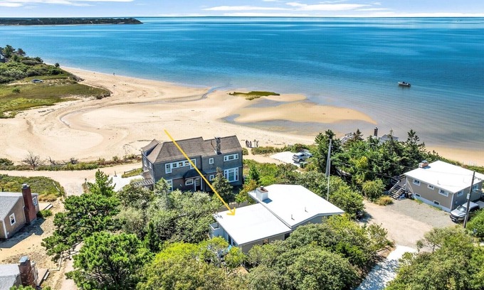 Indian Neck Heights House | Water Facing Home on Hiawatha Beach (2246)