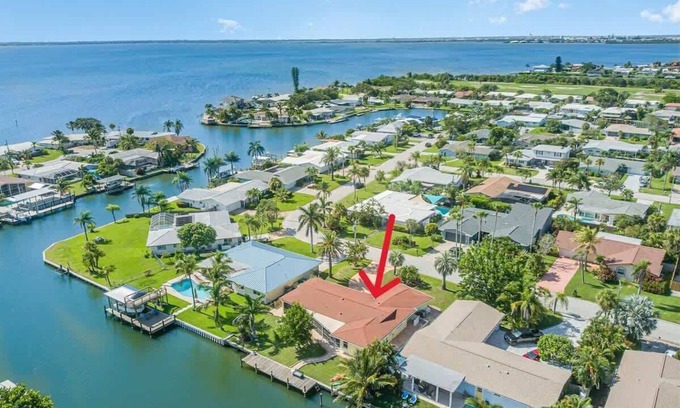 Venetian Way House | Water's Edge Retreat: 3B/2B Canal Front Home