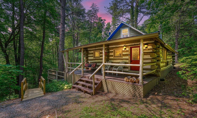 South Bloomingville Cabin | Waterfall Cabin | Private Trails | Hot Tub