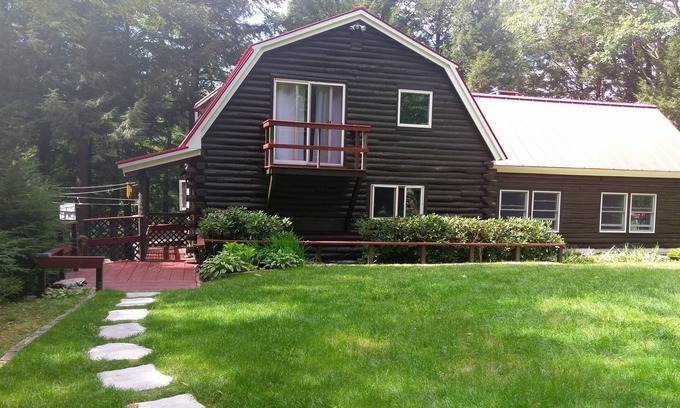 Rindge House | Waterfont log home nestled in the pines