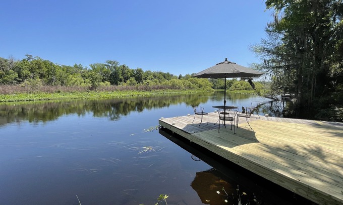 Sorrento House | Waterfront 3 Bedroom Cottage with Dock and Kayaks Close to Mount Dora & Sanford