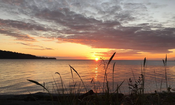 Bellingham House | Waterfront Beach House with Gorgeous Sunsets