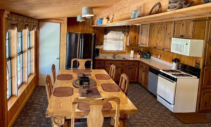 Yantis Cabin | Waterfront Cabin on Lake Fork with boathouse and boat ramp available for use