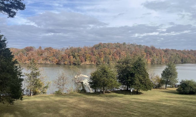 Pittsville Cabin | Waterfront Cabin on Leesville Lake!