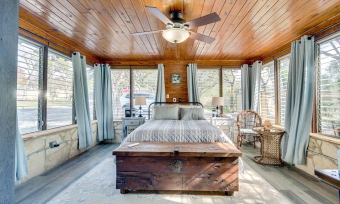 Rocky Ridge House | Waterfront Cabins on Lake Travis - Bring your boat to our Deep Cove