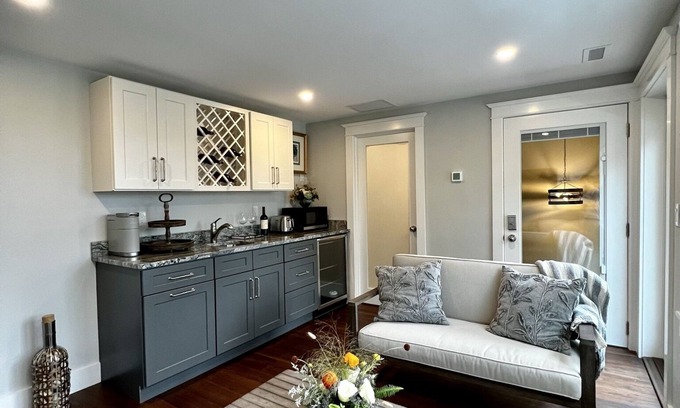Portsmouth Cottage | Waterfront Carriage House "The Salty Dog" overlooking the Sakonnet RI