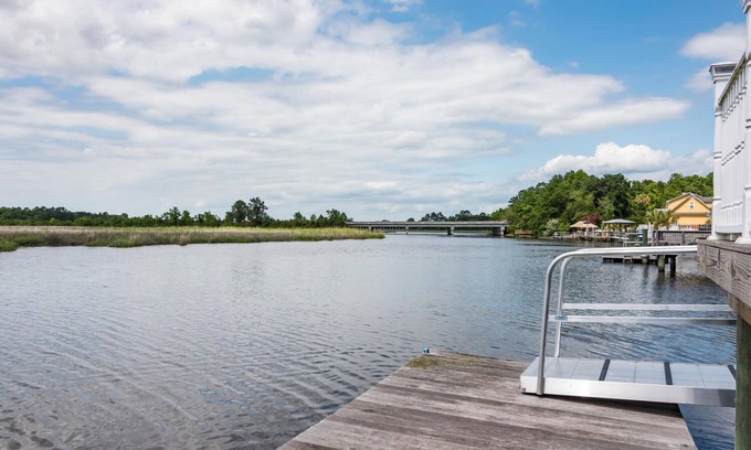 Goose Creek House | Waterfront Fishing Dock FirePit HotTub Deck GrillB