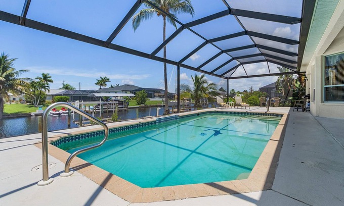 Pelican House | Waterfront Fun with Heated Pool, Private Dock & Gulf Access – Tropical Delight - Roelens