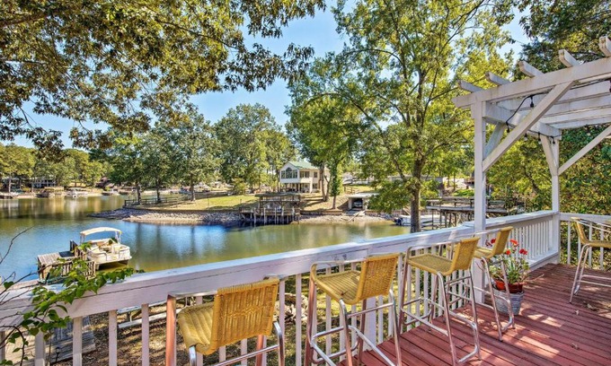 New London House | Waterfront Home on Badin Lake with Large Deck!