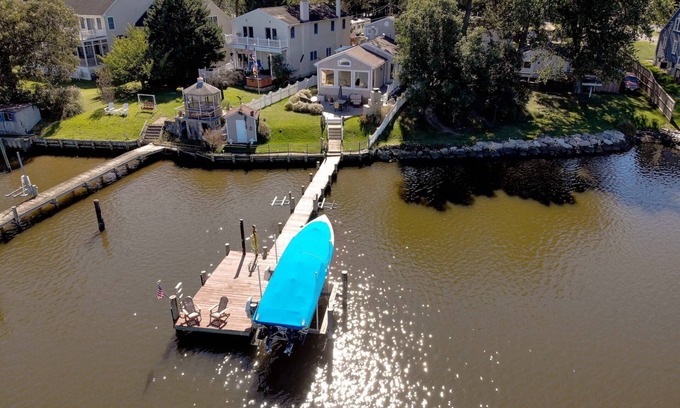 Lake Shore House | Waterfront Home w Private Pier Easy Drive to USNA