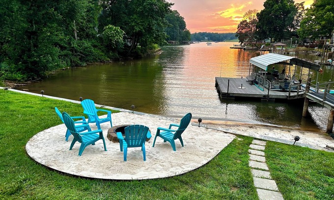 Conover Cottage | Waterfront Lake Hickory Cottage with Sandy Beach and Screen Porch.