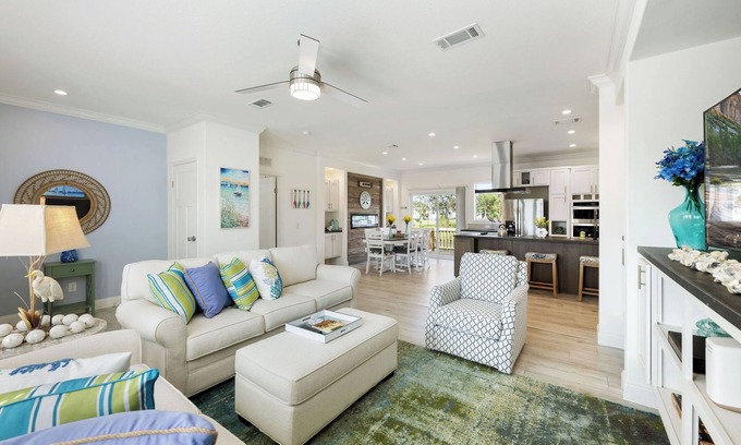 Taylor Creek House | Waterfront Lake House | Lake Access | King Bed