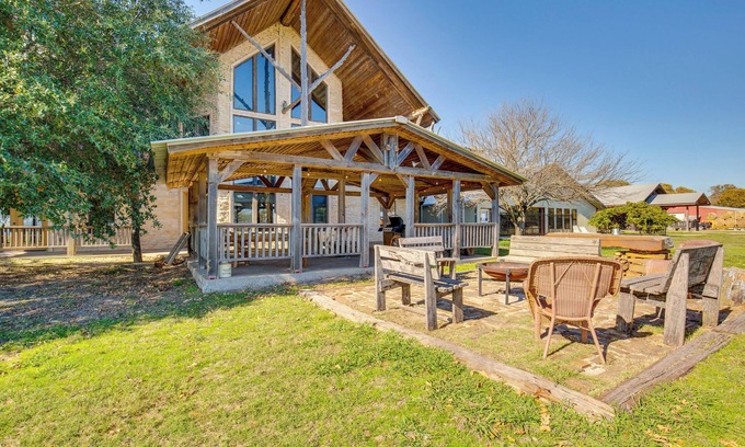 Quinlan House | Waterfront Lodge on Lake Tawakoni: Group Getaway!
