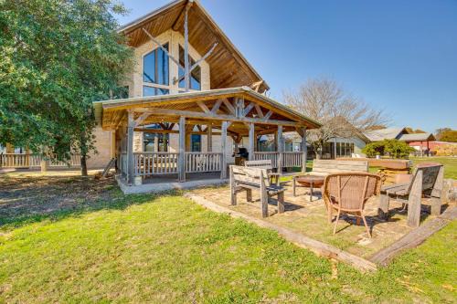 Quinlan House | Waterfront Lodge on Lake Tawakoni Group Getaway!