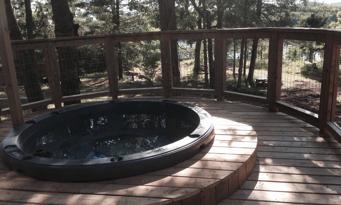 Lansdowne Cottage | Waterfront Luxury Cottage for 8 with Private Hot Tub & Free Dockage