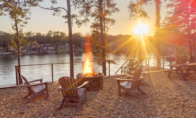 Muscle Shoals House | Waterfront Luxury Tiny Home 360 North on Wilson Lake Close to Robert Trent Jones