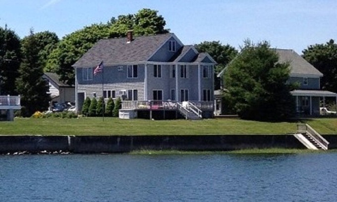 Portsmouth House | Waterfront Oasis-Dynamic Newport County: Kayaks-Fire Pit-BBQ.