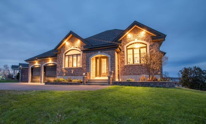 East Hawkesbury Villa | Waterfront Oasis: Luxury Retreat Between Ottawa and Montrealnn