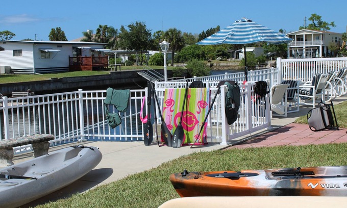 Signal Cove House | Waterfront/private dock. 4 kayaks and a canoe included! Pet friendly💕🐾🐠