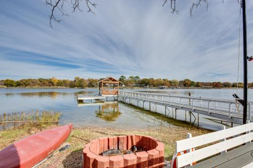 Quinlan House | Waterfront Retreat with Dock on Lake Tawakoni!