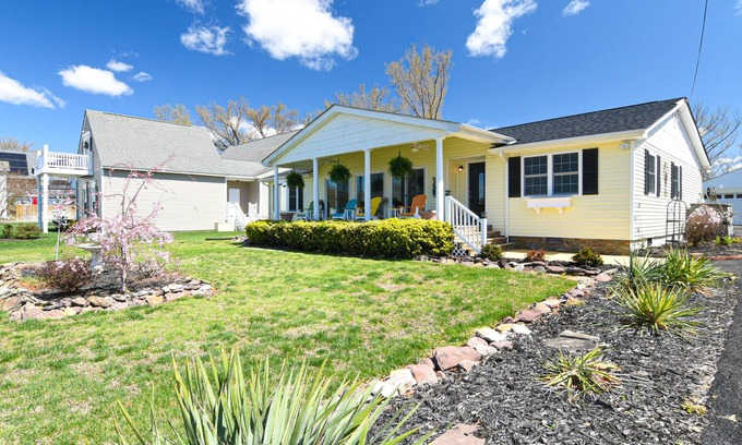 Colonial Beach House | Waterfront with spectacular view, close to restaurants and bars