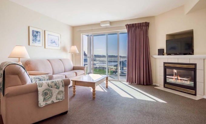 Lincoln City House | Waters Edge 302