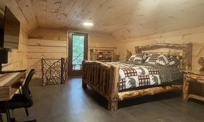 Cisco Cabin | Waterside Cabin GREAT Fishing, 4 beds, 2 Kayaks Gated WI-FI parking Washer Dryer