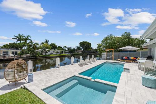 Fort Lauderdale House | Waterside Getaway - Fishing Pool Tabe Jacuzzi