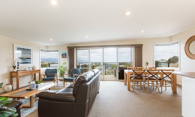 Bicheno House | WATERVIEW VILLA, walk to REDBILL beach, VIEWS , NETFLIX