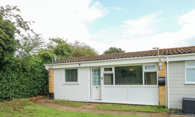 Hopton Ski Chalet | WAVENEY VIEW, pet friendly, with a garden in Burgh Castle