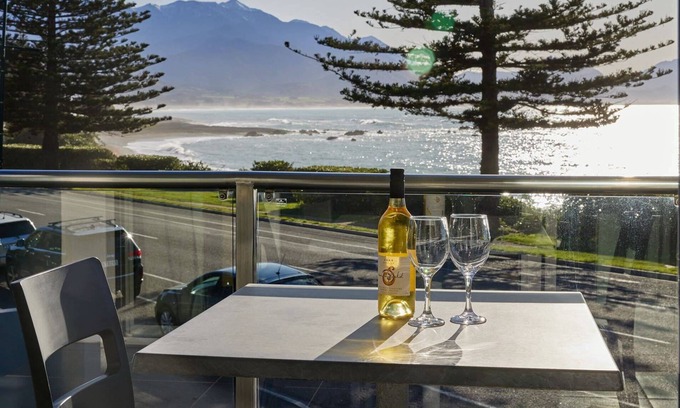 Kaikoura Cottage | Waves on Esplanade - Kaikoura Waterfront Apartment