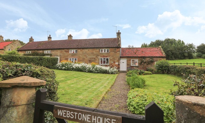 Staddlebridge Cottage | WEBSTONE HOUSE, pet friendly, with open fire in Osmotherley