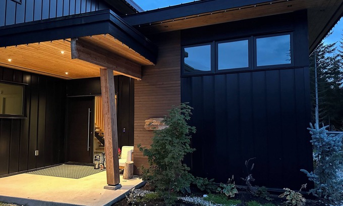 Sea to Sky Highway House | Wedge Woods Whistler Retreat with Sauna, Cold Plunge and Hottub.