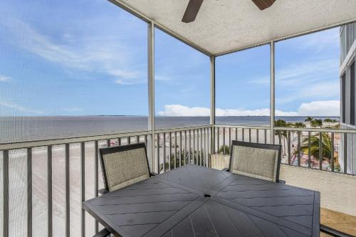 Fort Myers Beach Apartment | Welcome to Beach Villa's # 405 Vacation Rental - 250 Estero Blvd condo
