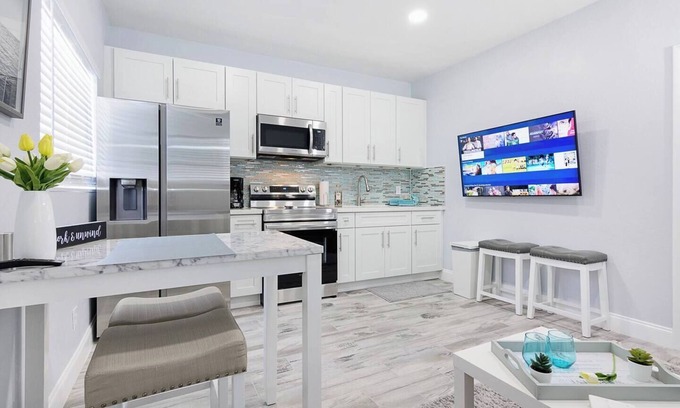 Hollywood Apartment | Welcome to Maya's Blue Lagoon Luxury Suite