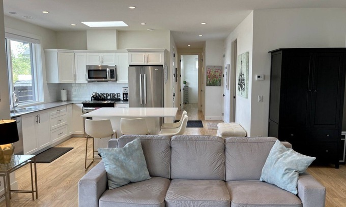 Southwest Mission Cottage | Welcome to Ohana Okanagan! 🏖️n A 2 b/r private cottage in the Mission