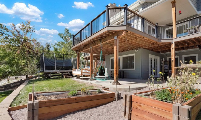 Valley Heirloom House | Welcome to our cozy walk-out basement suite in Ken Caryl Valley.