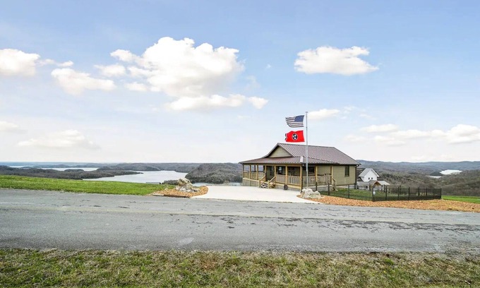 Hilham House | Welcome to Paradise @ The Pointe where the views are absolutely breathtaking.